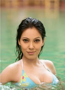 munmun-dutta-hot-bikini-babita-ji-curvy-actress